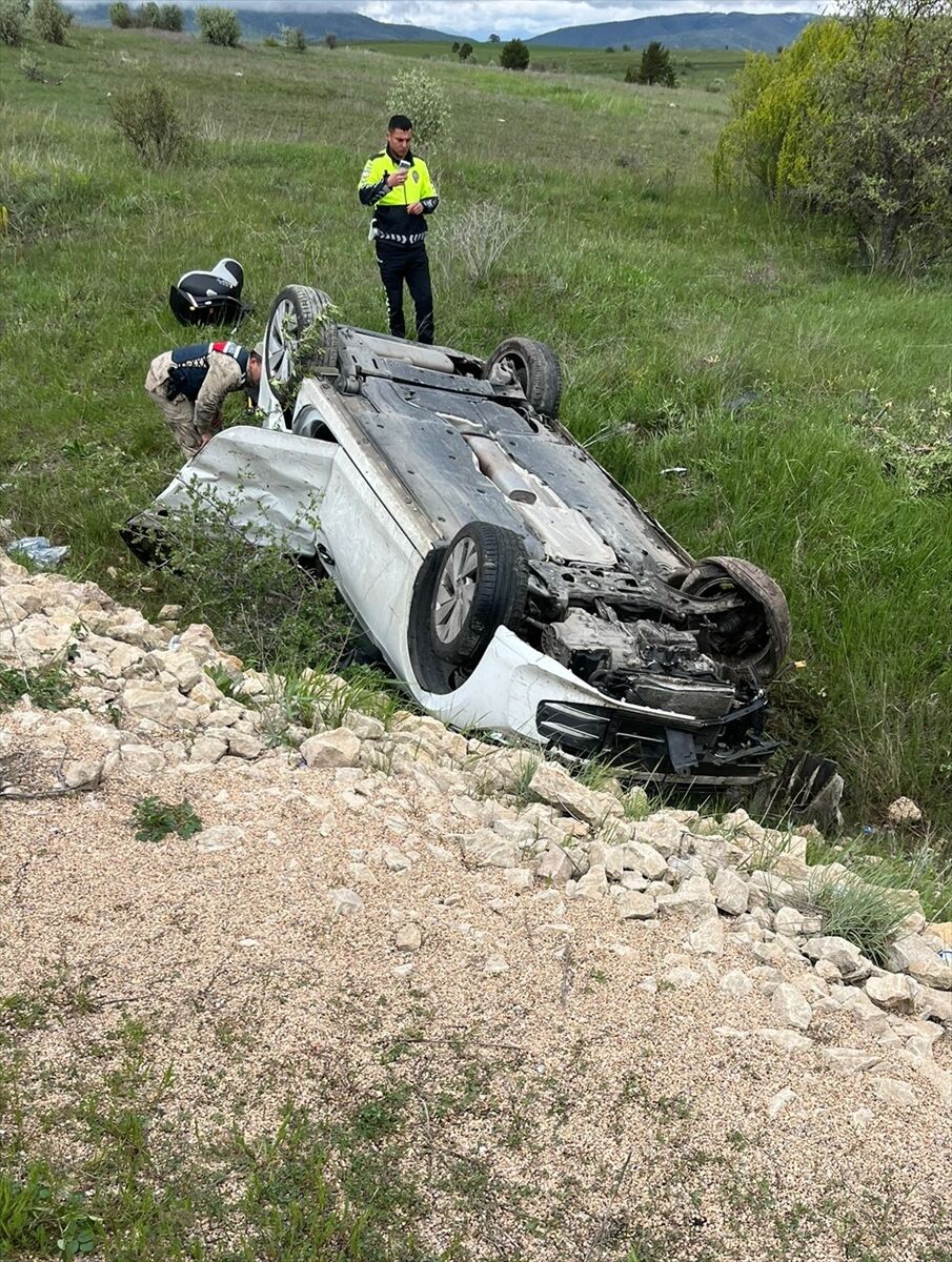 Erzincan'da devrilen otomobildeki 1'i bebek 3 kişi yaralandı