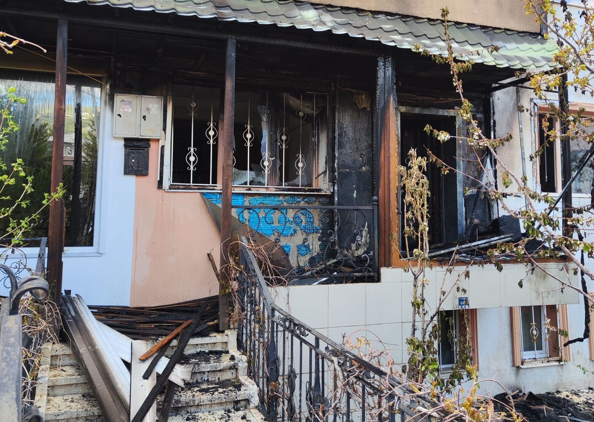 Erzurum'da 2 katlı evde çıkan yangın söndürüldü