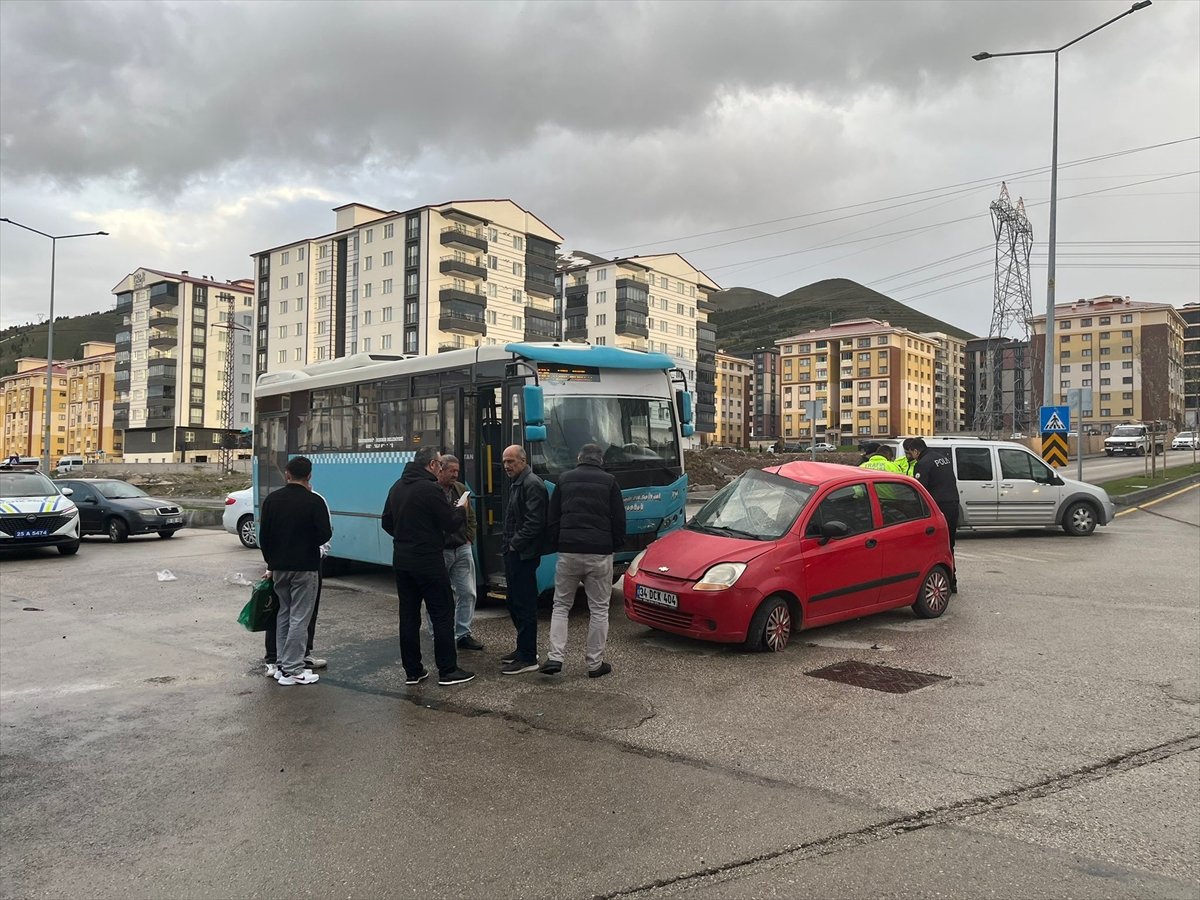 Erzurum'da halk otobüsü ile otomobilin çarpıştığı kazada 5 kişi yaralandı