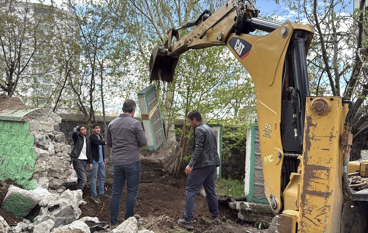 Erzurum'da kabristandaki kazı usulsüz yapıldığı iddiasıyla durduruldu