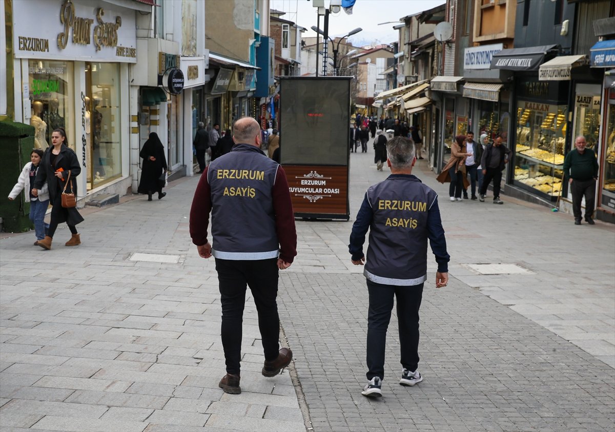 Erzurumlu çift, polisin hızlı refleksi ve kuyumcunun dikkati sayesinde dolandırılmaktan kurtuldu