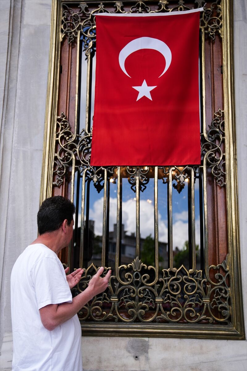Fatih Sultan Mehmet Han Türbesi'ne vatandaşlardan yoğun ilgi