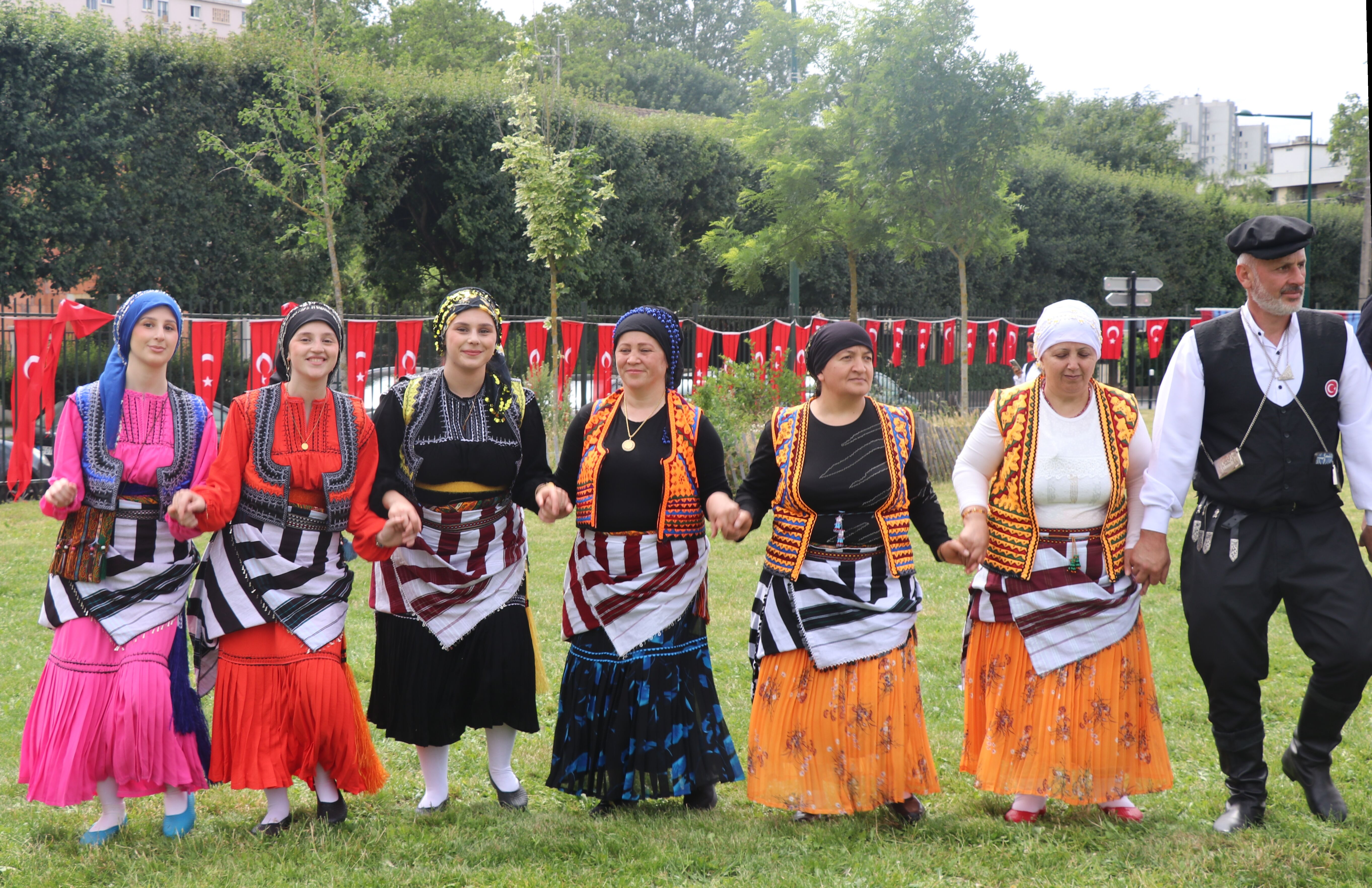 Fransa'da 10. Paris Karadeniz Yayla Festivali düzenlendi