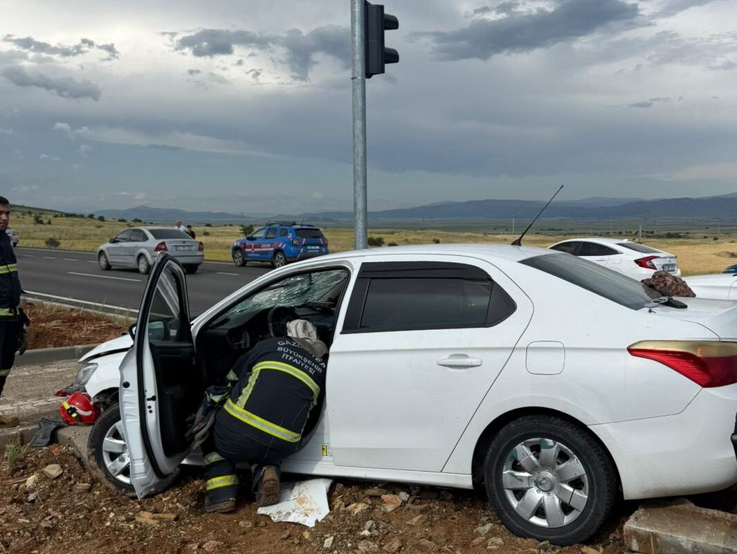 Gaziantep'te çarpışan 2 otomobildeki 6 kişi yaralandı