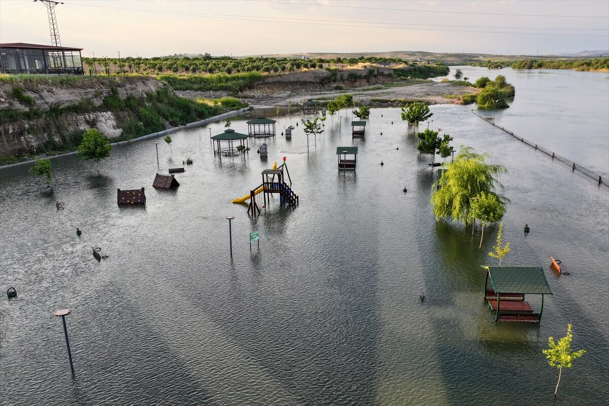 Gaziantep'te Fırat Nehri kenarındaki mesire alanı sular altında kaldı