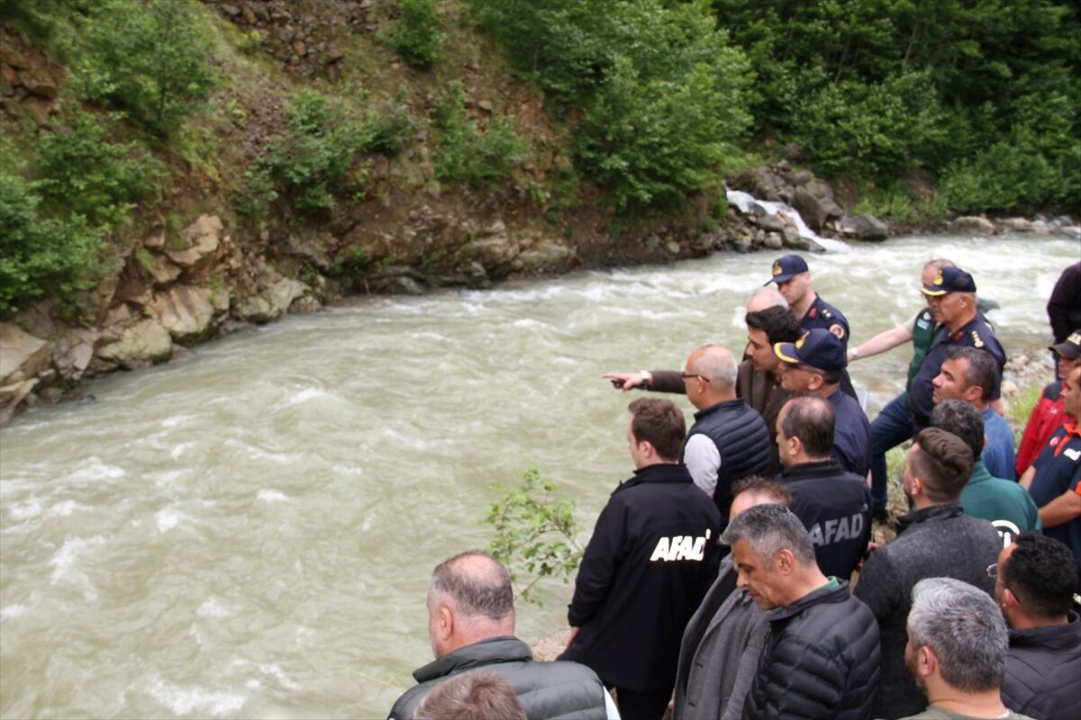 Giresun Valisi Koç, akıntıya kapılarak kaybolan kişiyi arama çalışmalarını inceledi