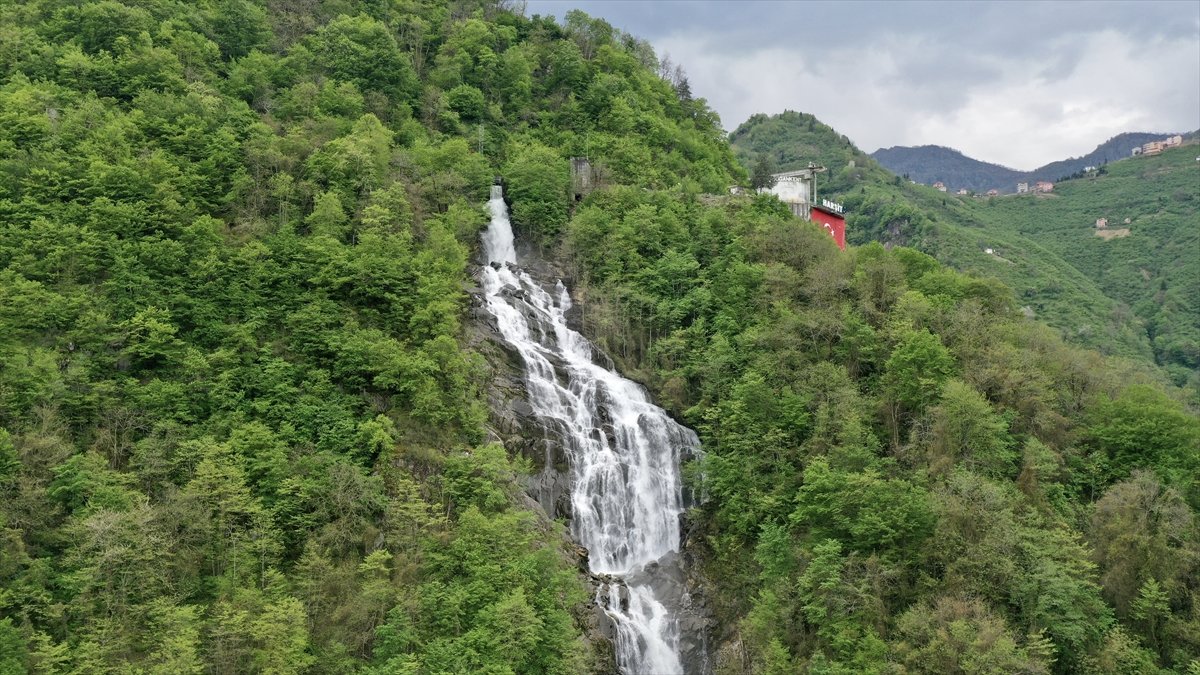 Giresun'da 190 metre yükseklikten tahliye edilen suyun oluşturduğu şelale ilgi görüyor