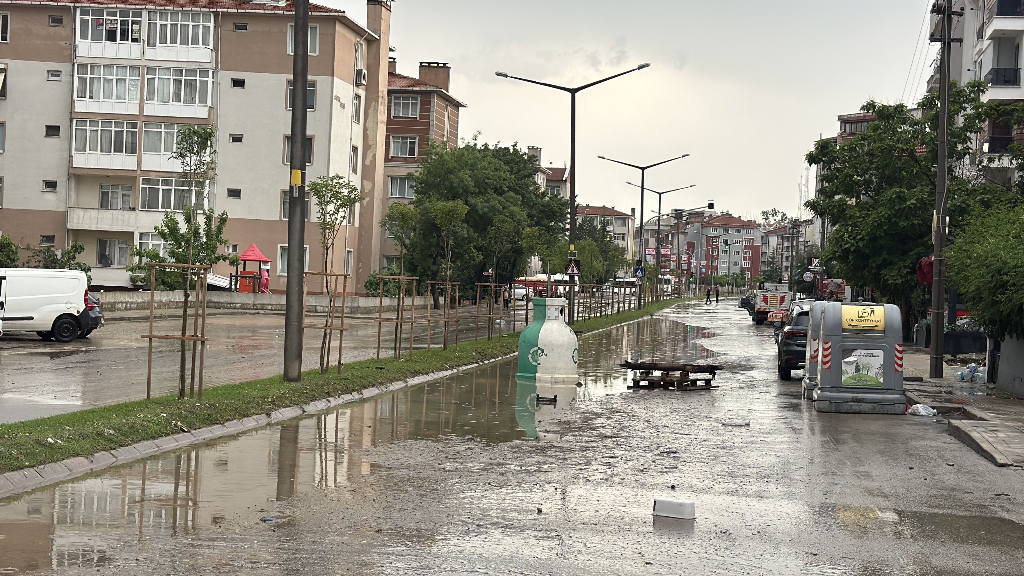 GÜNCELLEME - Edirne'de sağanak ve dolu nedeniyle bazı iş yerlerini su bastı
