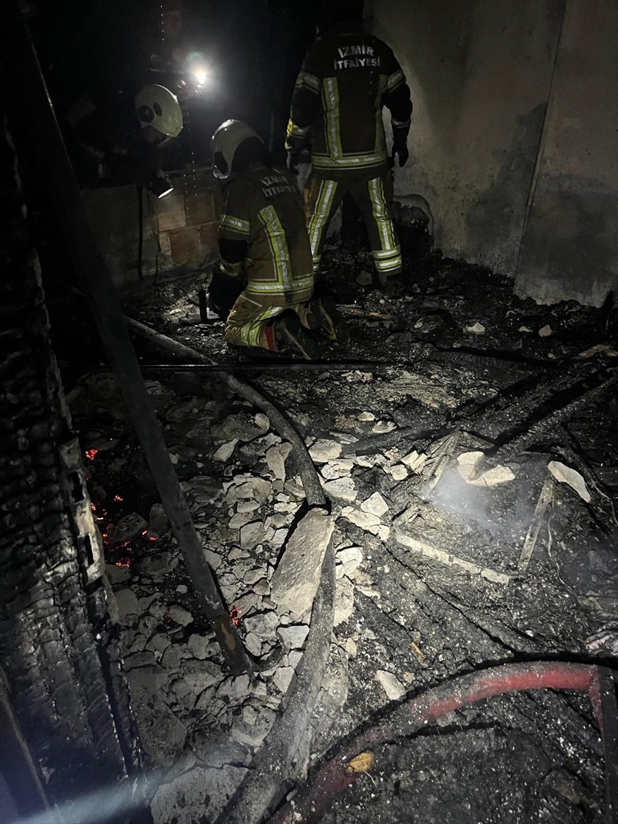 GÜNCELLEME - İzmir'de yangın çıkan evdeki bebek öldü, 3 kardeşi dumandan etkilendi