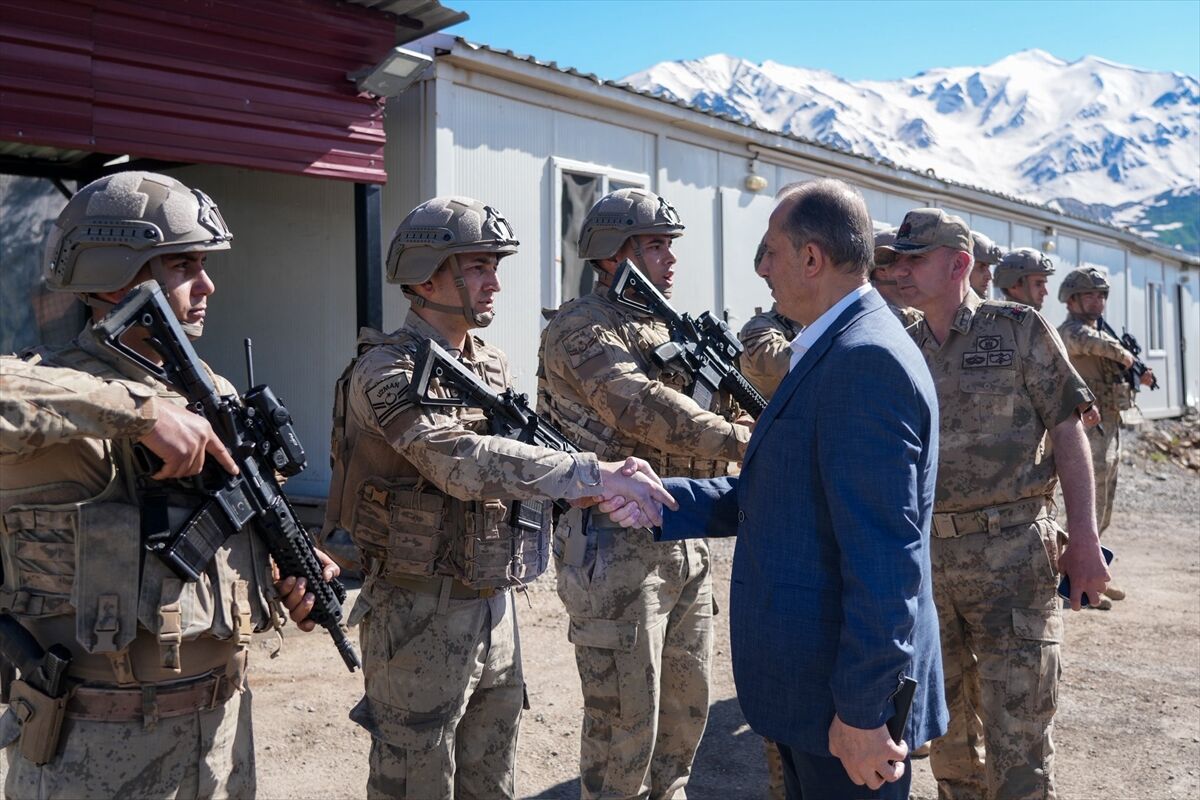 Hakkari Valisi Taşyapan güvenlik güçleriyle bayramlaştı