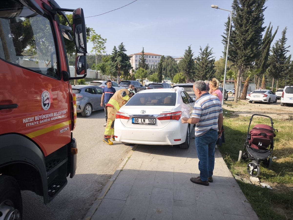 Hatay'da otomobilde kilitli kalan bebeği itfaiye ekibi kurtardı