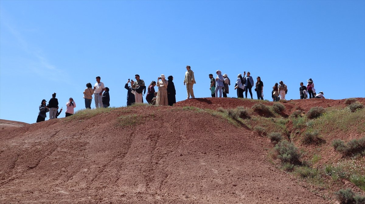 Iğdır'da doğa severler, Gökkuşağı Tepeleri'nde uçurtma uçurdu
