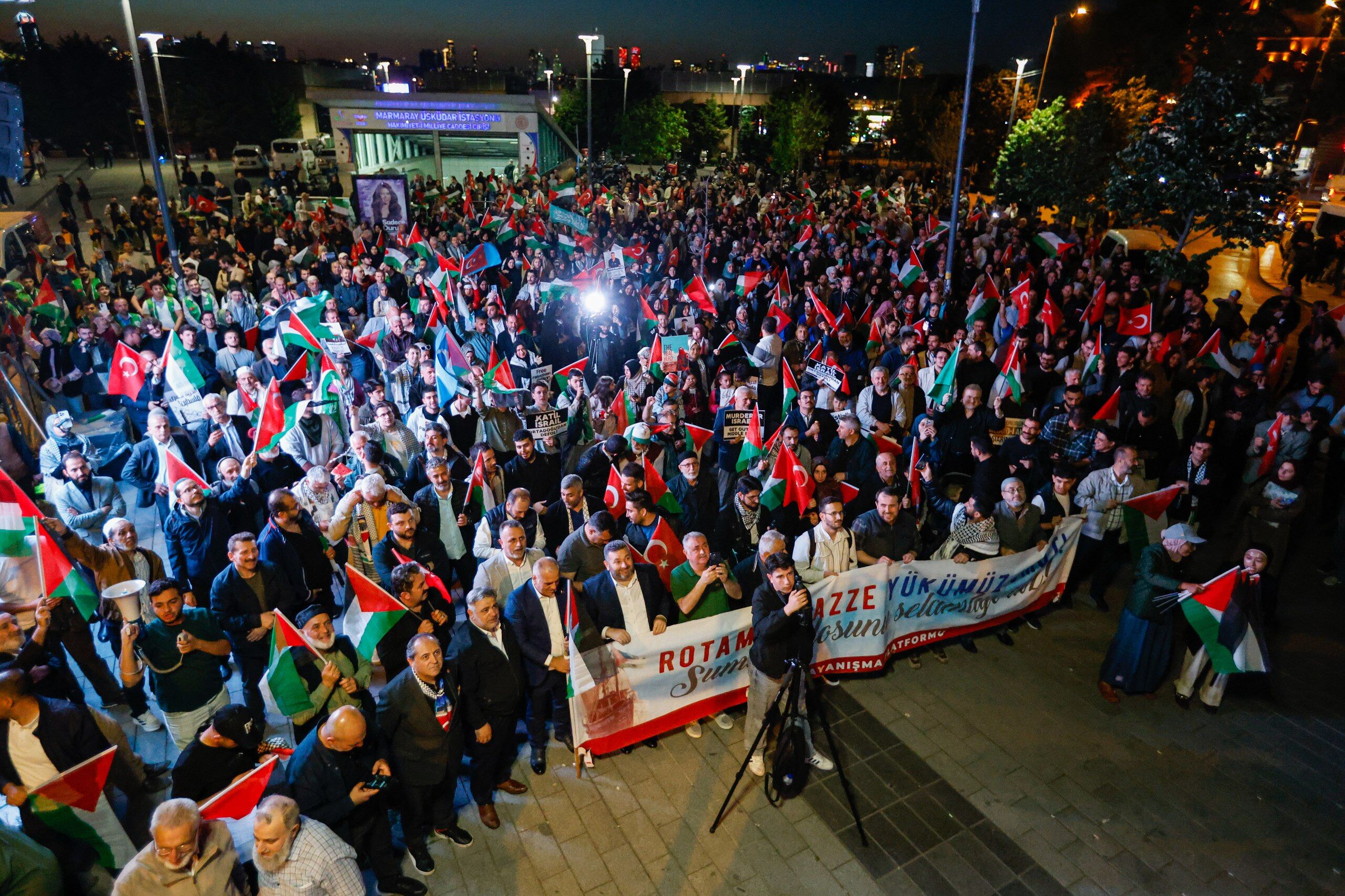 İsrail'in Küresel Sumud Filosu'na saldırısı Üsküdar'da protesto edildi