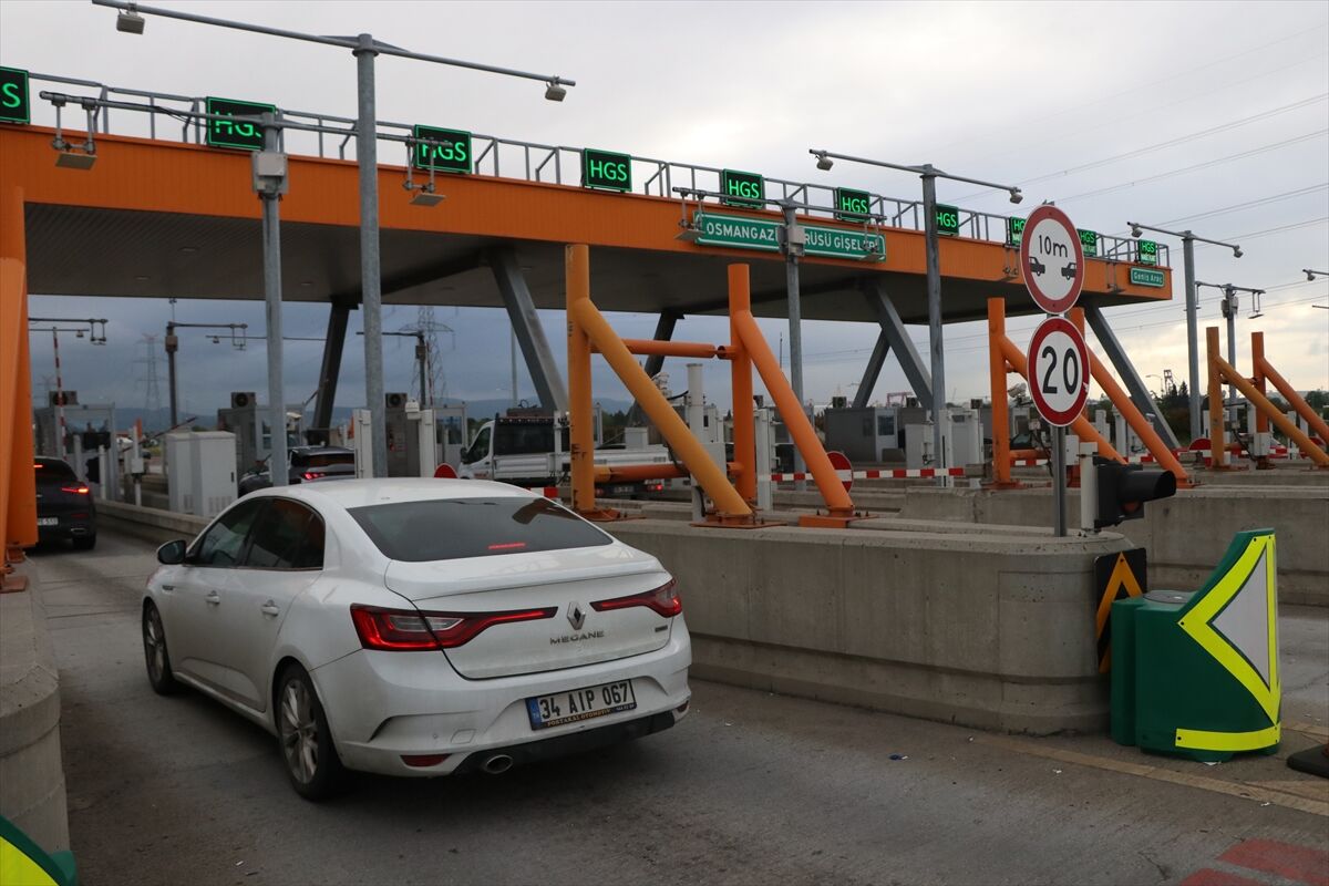 İstanbul-İzmir Otoyolu ile Osmangazi Köprüsü'nde bayram tatili hareketliliği sürüyor