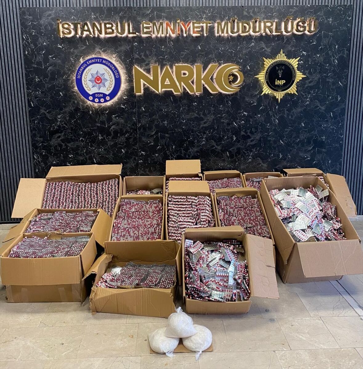 İstanbul'da 560 bin sentetik ecza hap ile 3 kilogram uyuşturucu ele geçirildi
