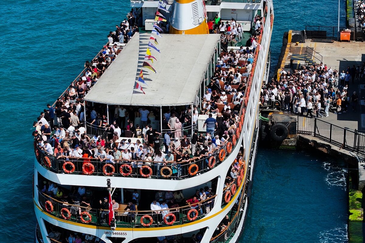 İstanbul'da bayramın ikinci gününde tarihi ve turistik yerlerde yoğunluk oluştu