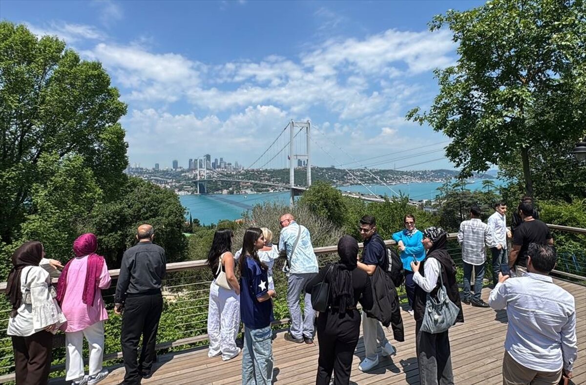 İstanbul'da yaşayanlar bayramın ikinci gününde sahillere ve millet bahçelerine akın etti