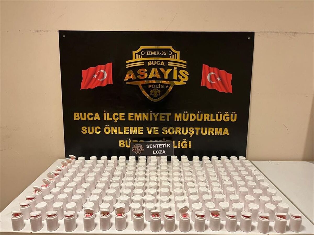 İzmir'de 10 bin 854 sentetik ecza hapı ele geçirildi