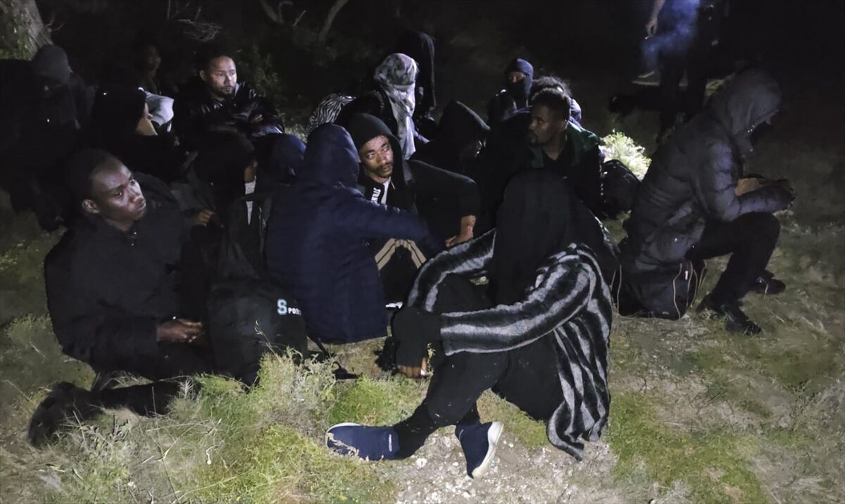 İzmir'de 30 düzensiz göçmen yakalandı