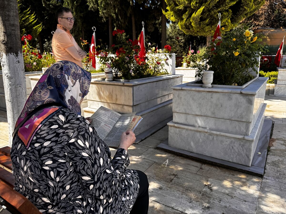 İzmir'de Kurban Bayramı arifesinde şehitlik ziyaret edildi