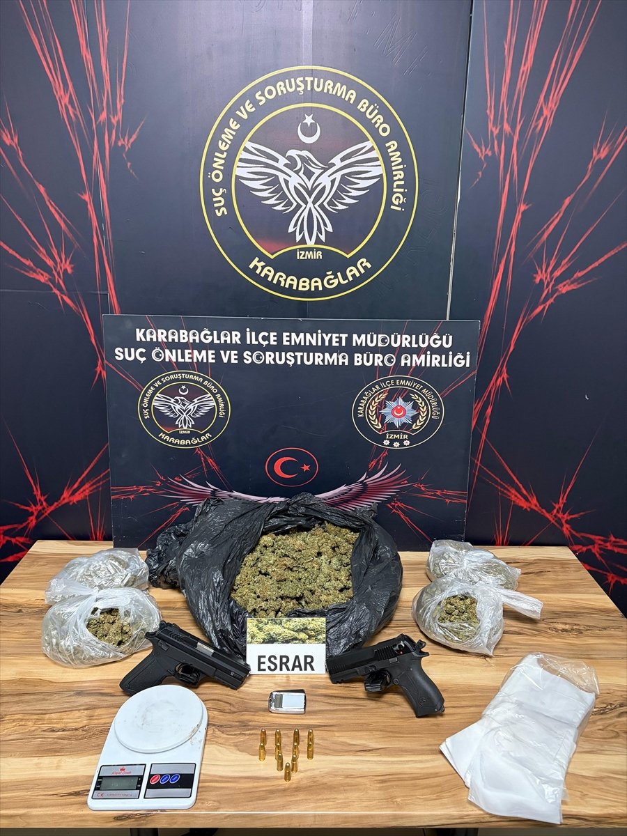 İzmir'de motosikletle uyuşturucu satanlara yönelik operasyonda 3 şüpheli yakalandı
