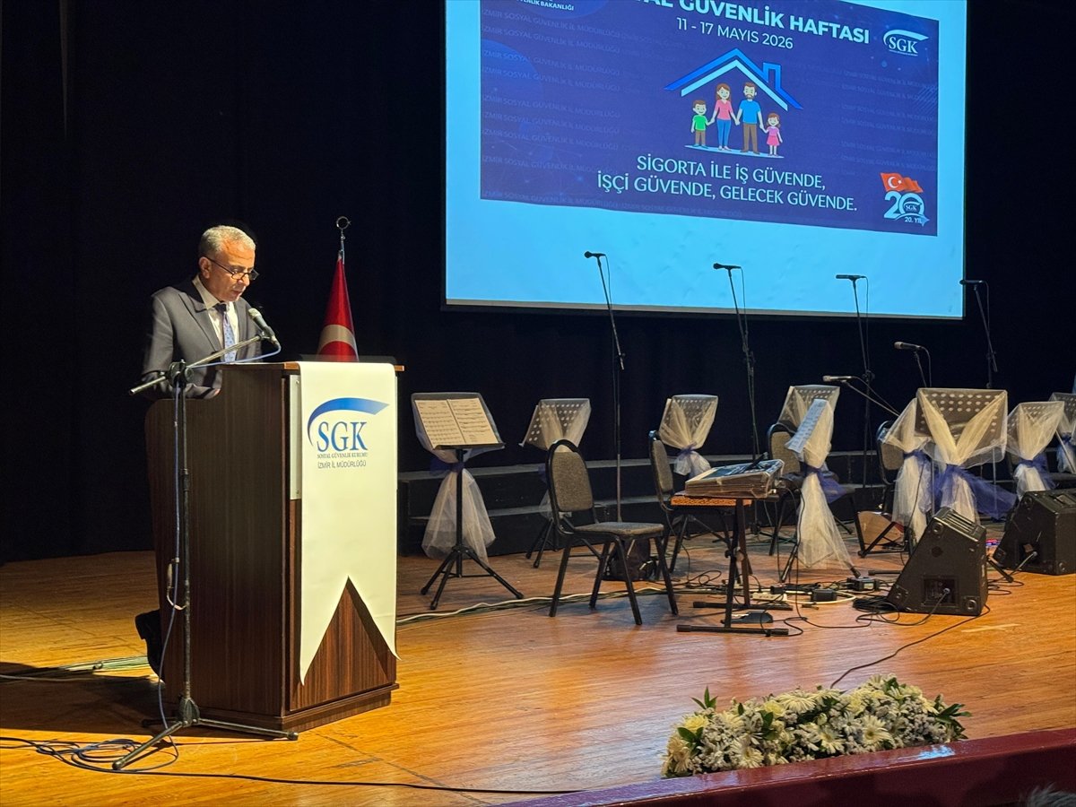İzmir'de Sosyal Güvenlik Kurumu çalışanlarından oluşan koro konser verdi