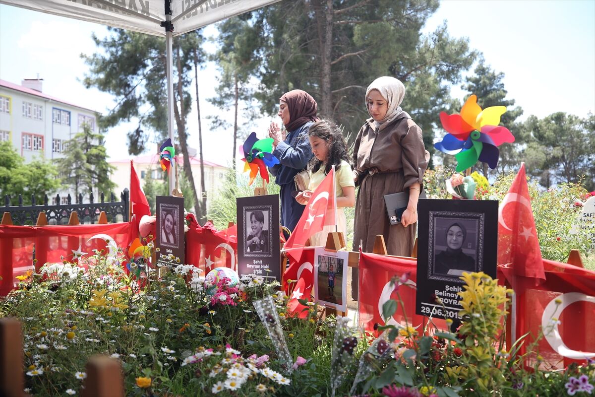 Kahramanmaraş'ta okul saldırısında yaşamını yitiren öğrenciler mezarı başında anıldı