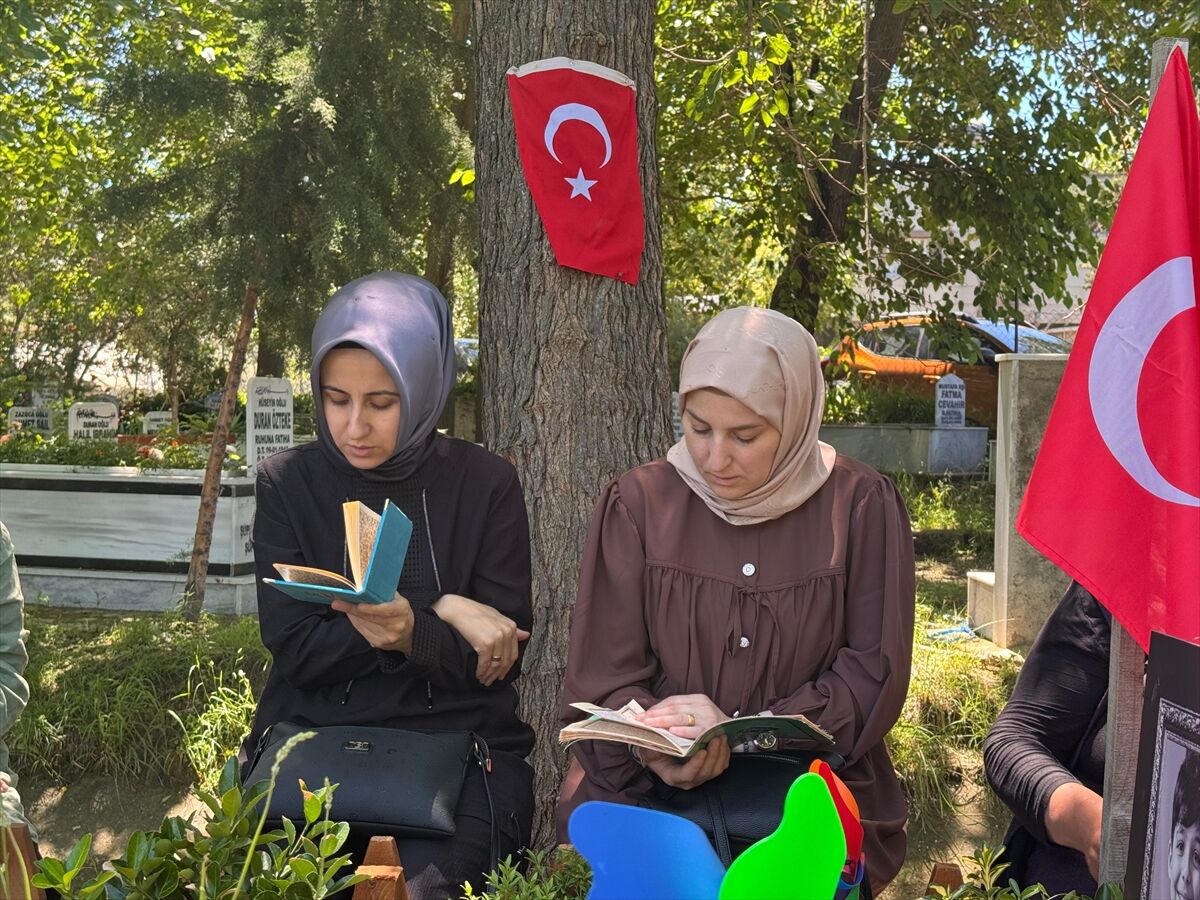 Kahramanmaraş'taki okul saldırısında ölen çocukların aileleri, 11 yaşındaki Yeşil'in Osmaniye'deki kabrini ziyaret etti