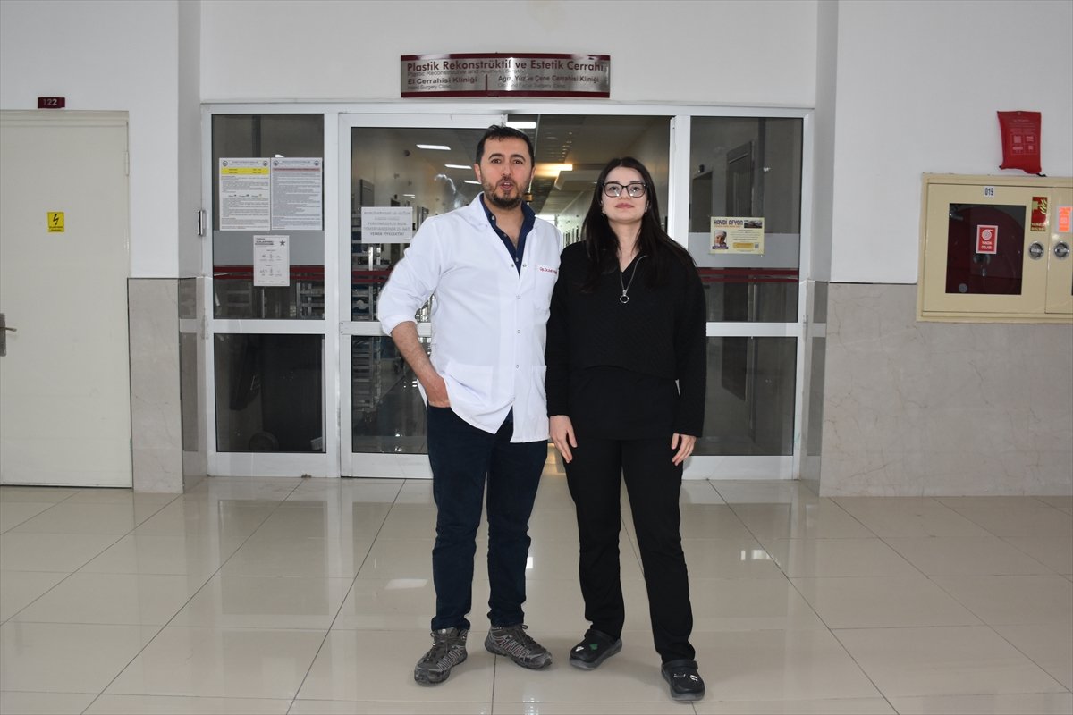 Kanseri atlatan kadına karın dokusundan meme yapıldı