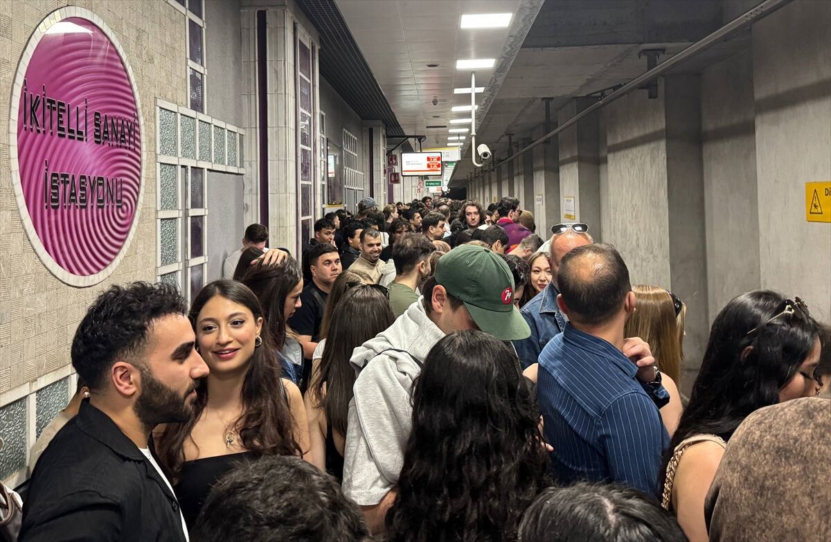 Kanye West'in İstanbul konseri öncesi metroda izdiham yaşandı
