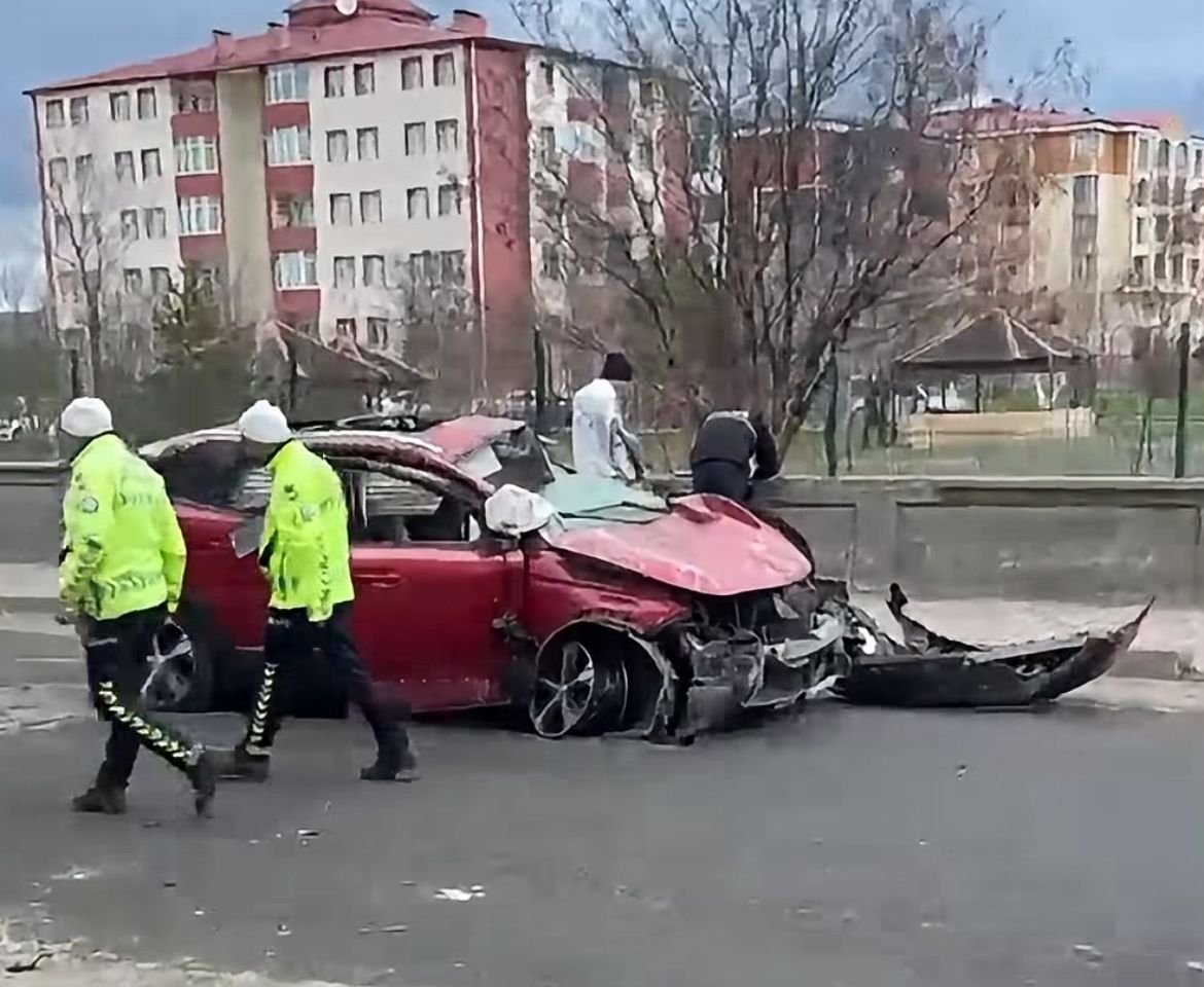 Kars'ta bahçe duvarına çarpan otomobildeki 1 kişi öldü, 1 kişi yaralandı