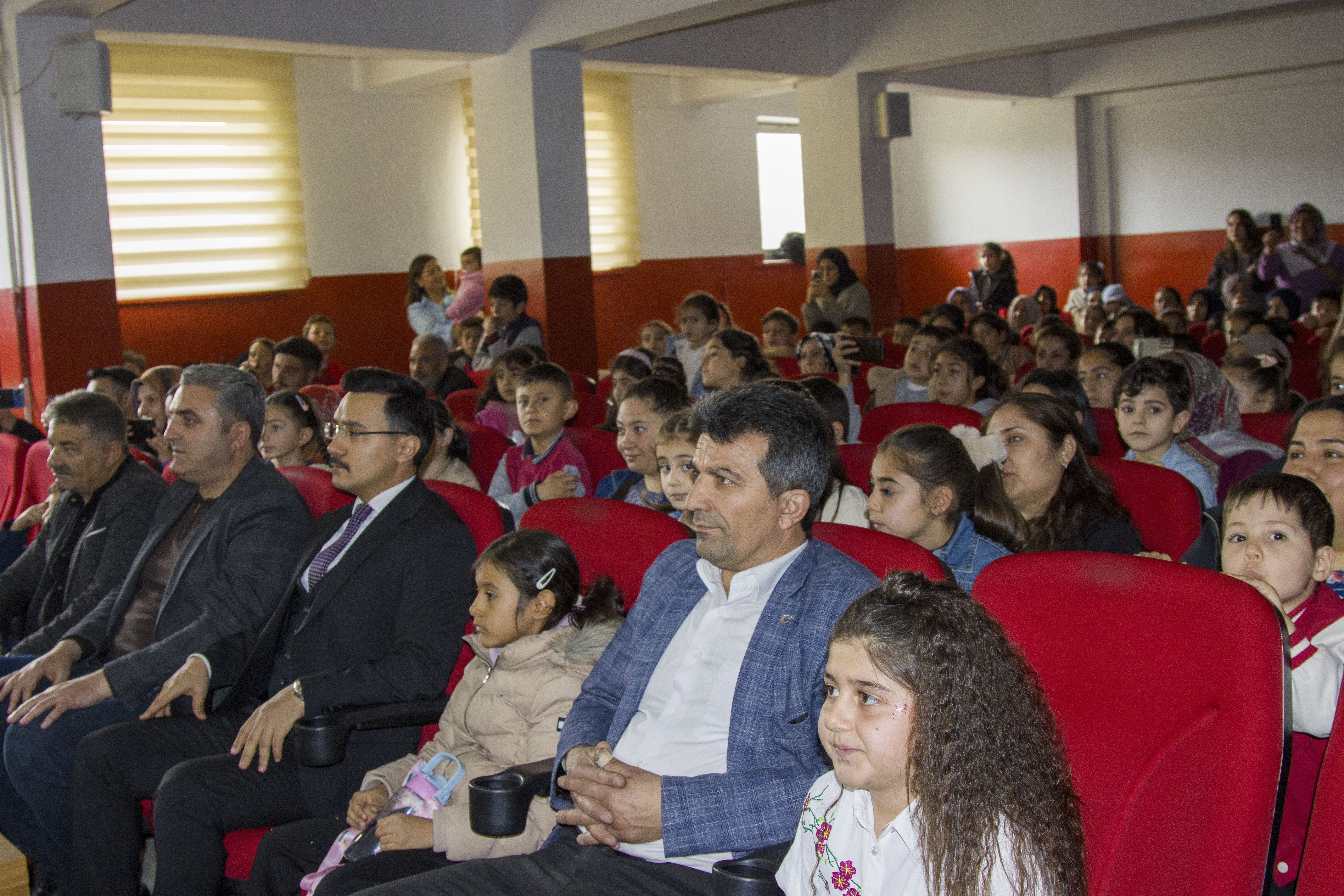 Kars'ta köy okulunda kurulan çocuk tiyatrosu, ilk oyununu sahneledi