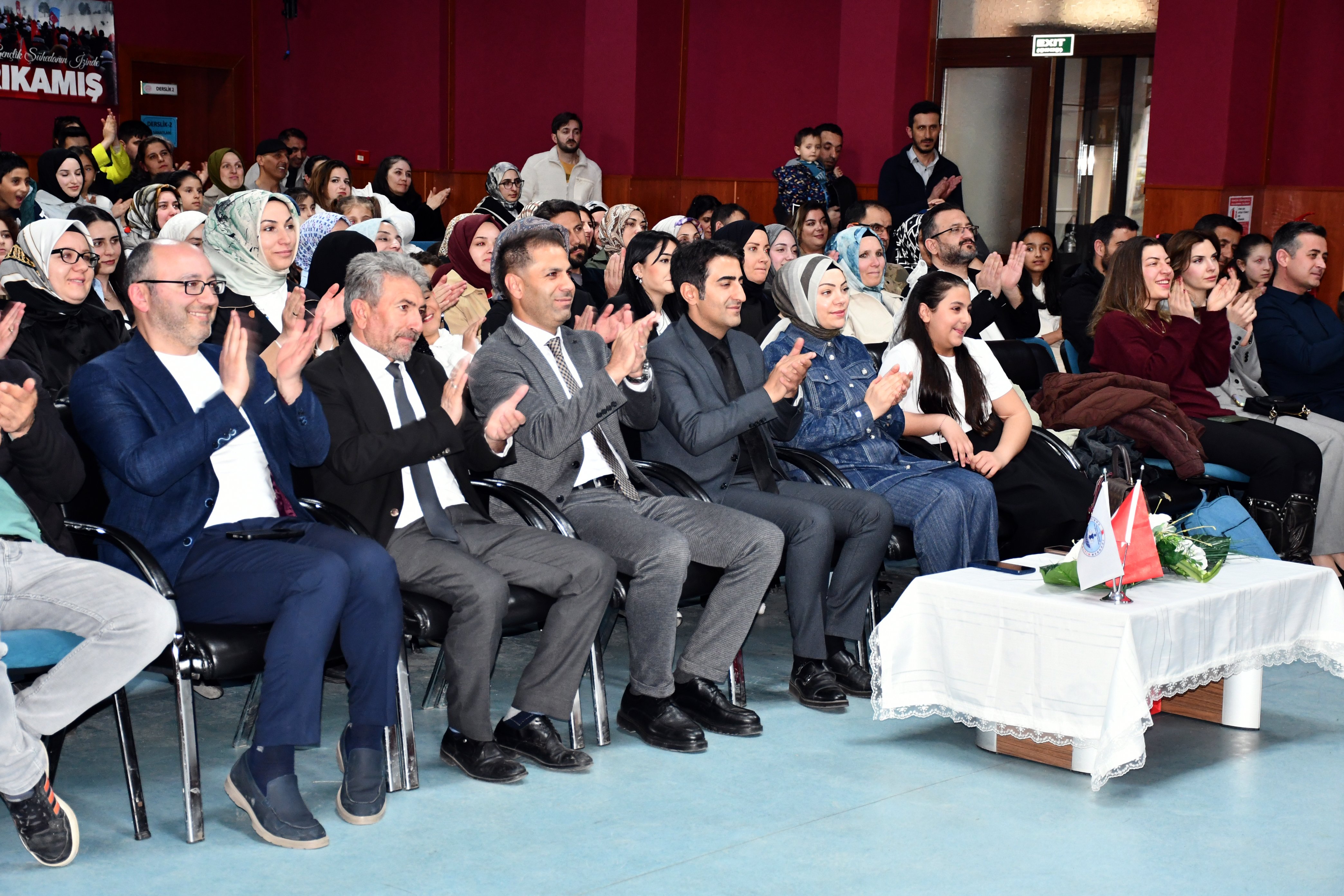 Kars'ta minik piyanistler, Anneler Günü'nde annelerine konser verdi
