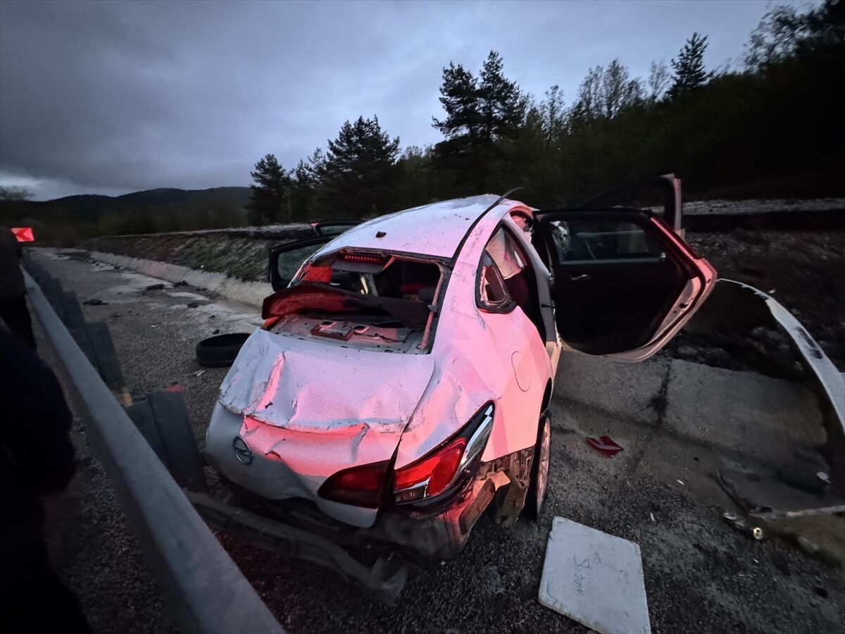 Kastamonu'da devrilen otomobildeki 2'si çocuk 4 kişi yaralandı