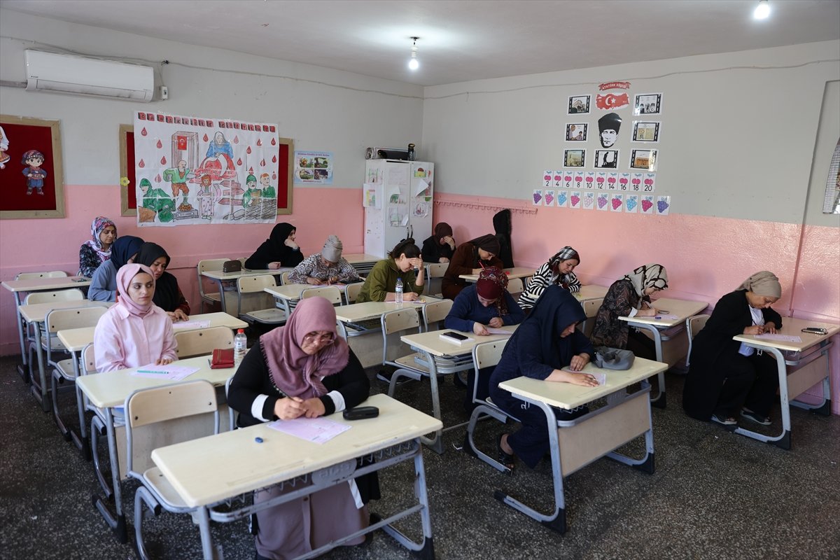 Kitap okuma yarışmasında anneler çocuklarının oturduğu sıralarda sınav heyecanı yaşadı