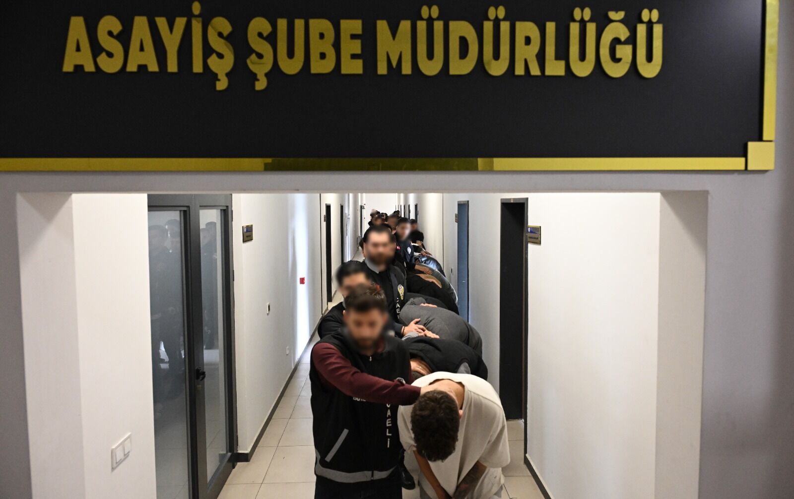 Kocaeli merkezli dolandırıcılık operasyonunda yakalanan 35 zanlı tutuklandı