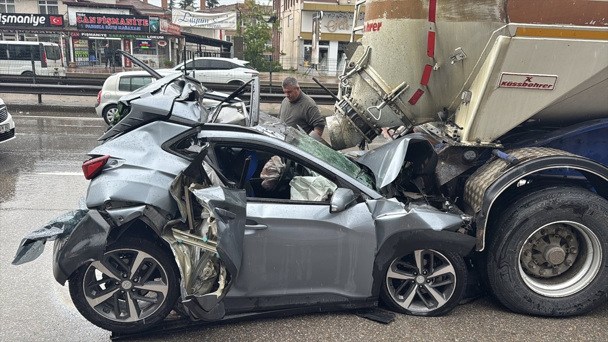Kocaeli'de zincirleme kazada tır ile tankerin arasında ezilen otomobilin sürücüsü yaralı kurtuldu
