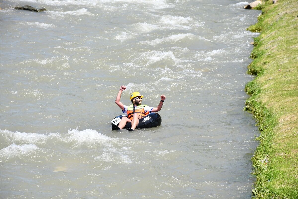 Kosova'da adrenalin tutkunları Akdere Nehri'nde şambrellerle rafting yaptı