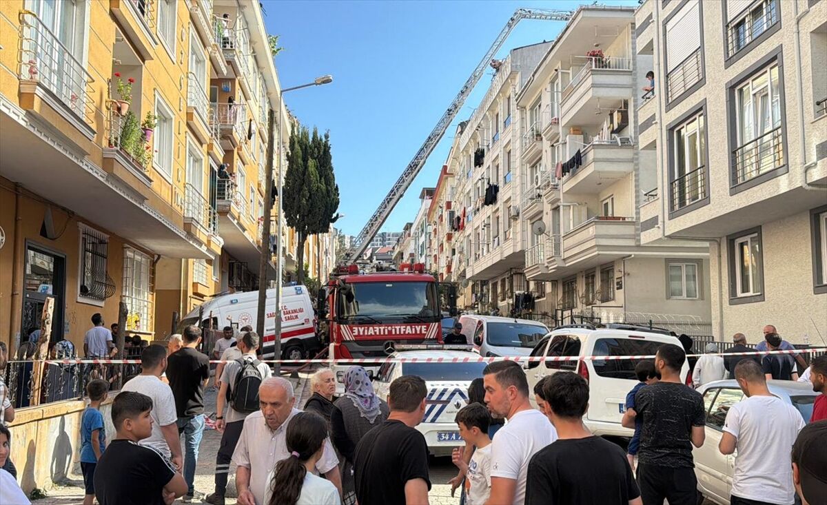 Küçükçekmece'de 4 katlı binanın çatısında çıkan yangın hasara neden oldu