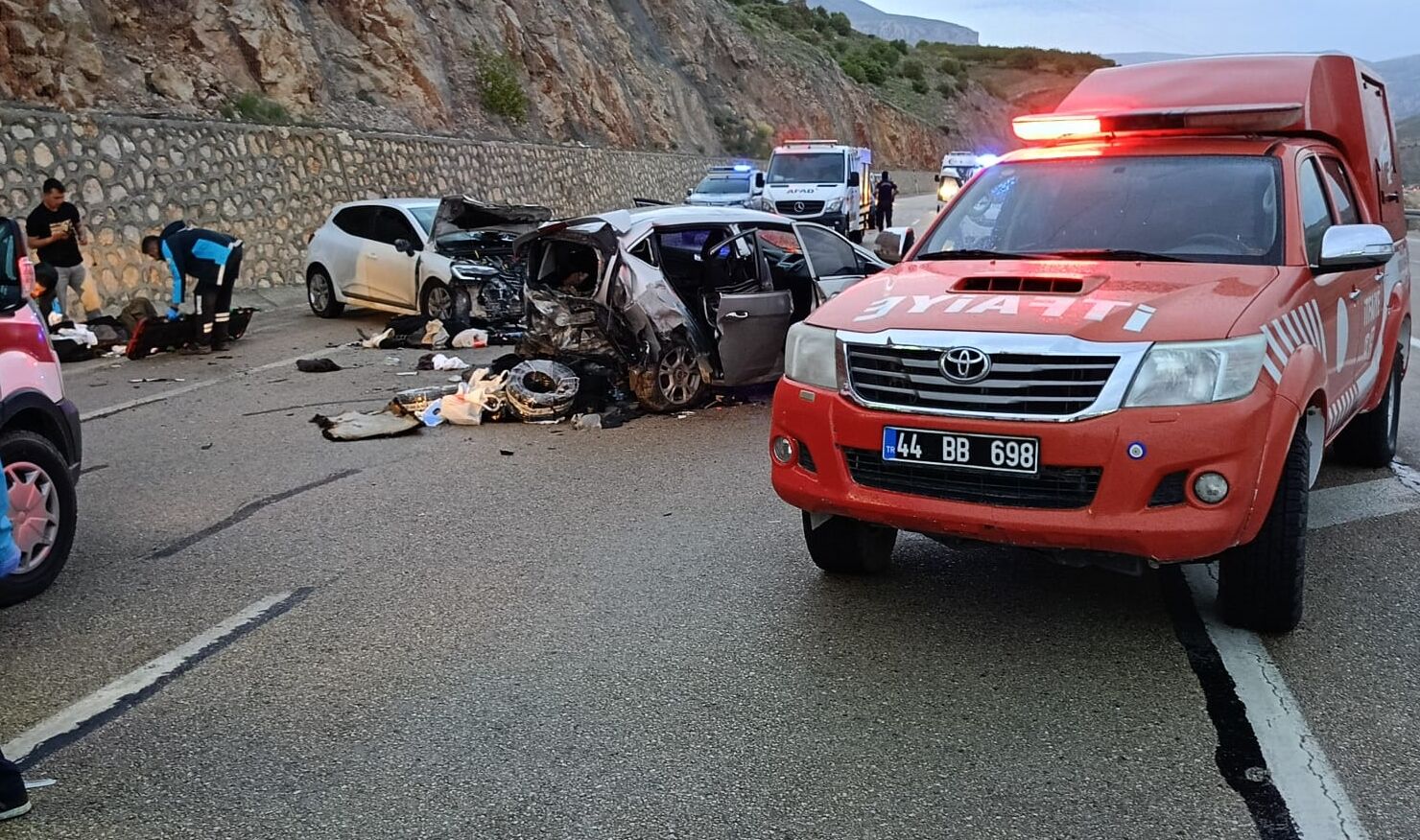 Malatya'da iki otomobil çarpıştı, 8 kişi yaralandı