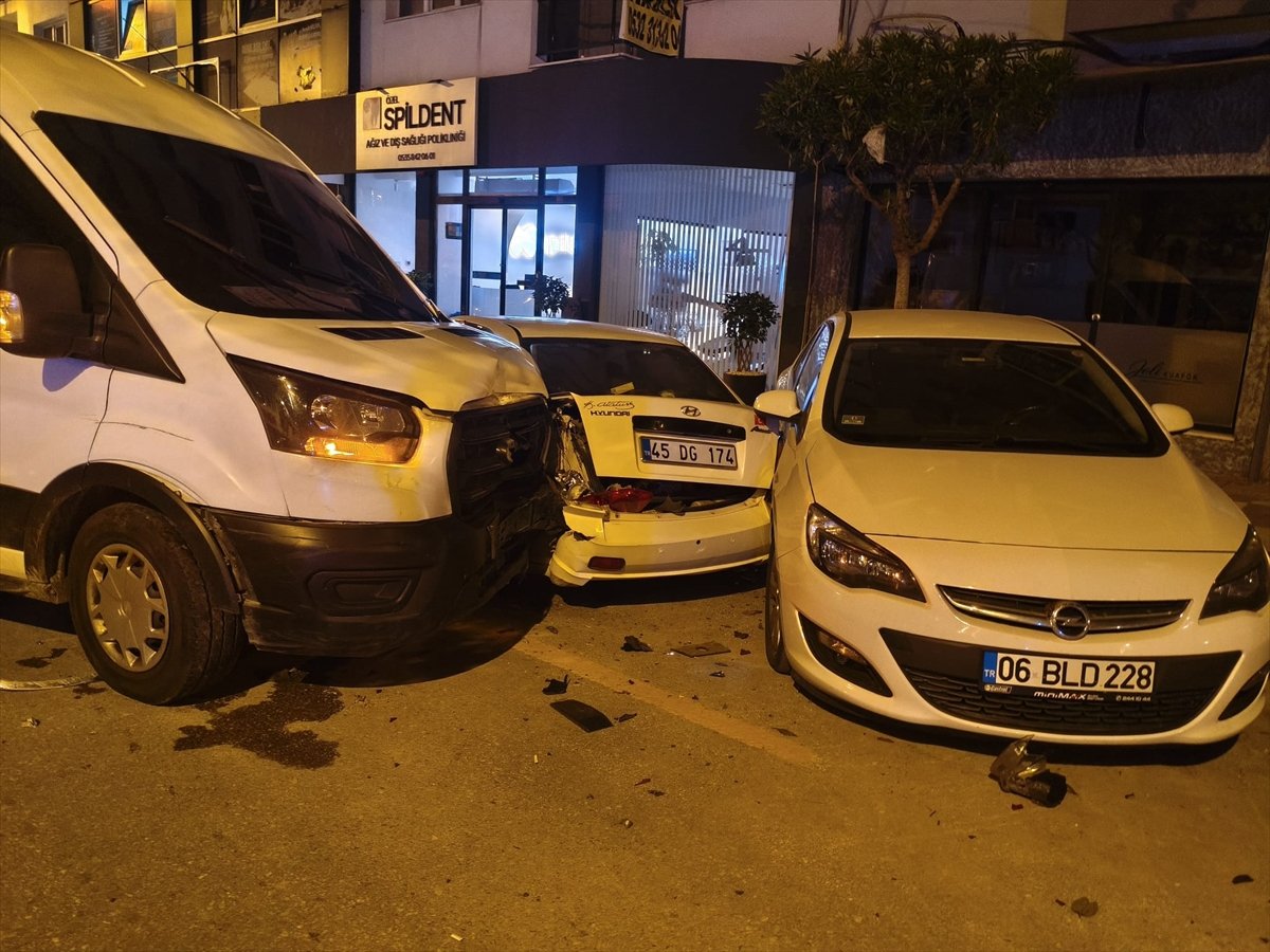 Manisa'da alkollü sürücünün kullandığı kamyonet, park halindeki 13 araca çarptı