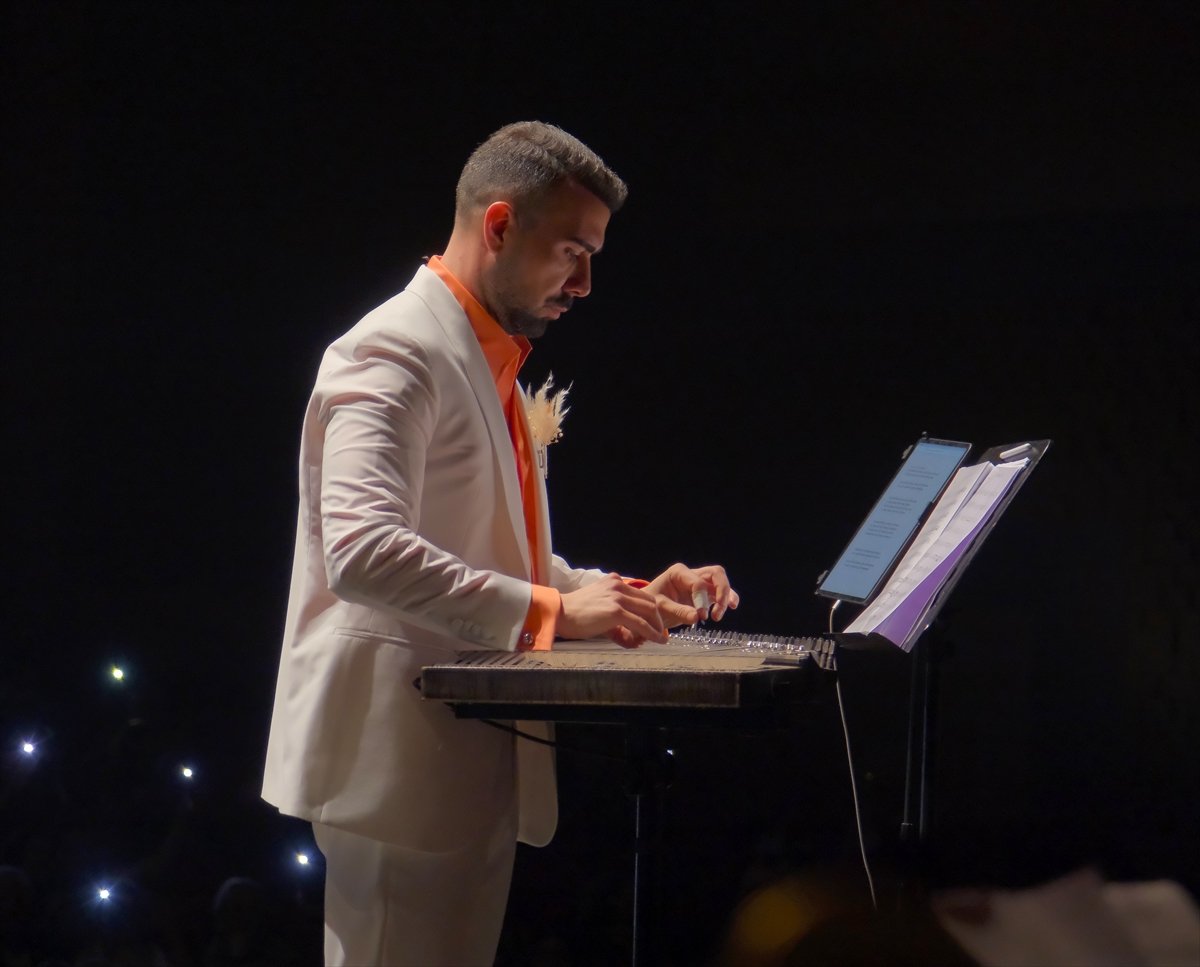 Mersin'de 'İyilik Korosu' konser verdi