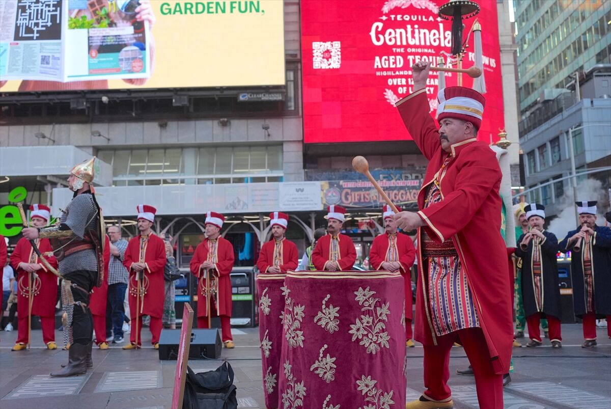 Milli Savunma Bakanlığı Mehteran Birliği Times Meydanı'nda performans sergiledi