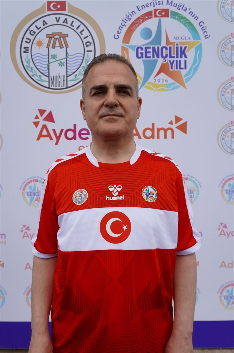 Muğla'da 'Şöhretler ve Gençler Karması Futbol Müsabakası' yapıldı