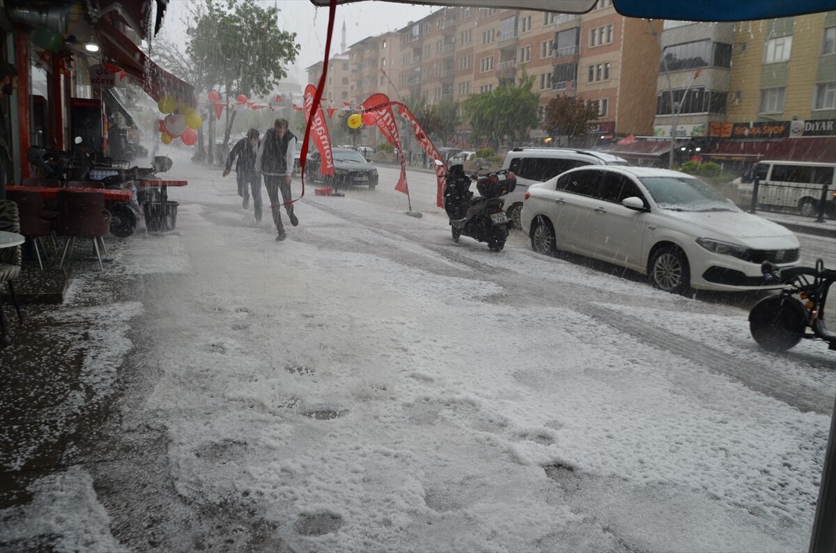 Muş'ta sağanak ve dolu etkili oldu