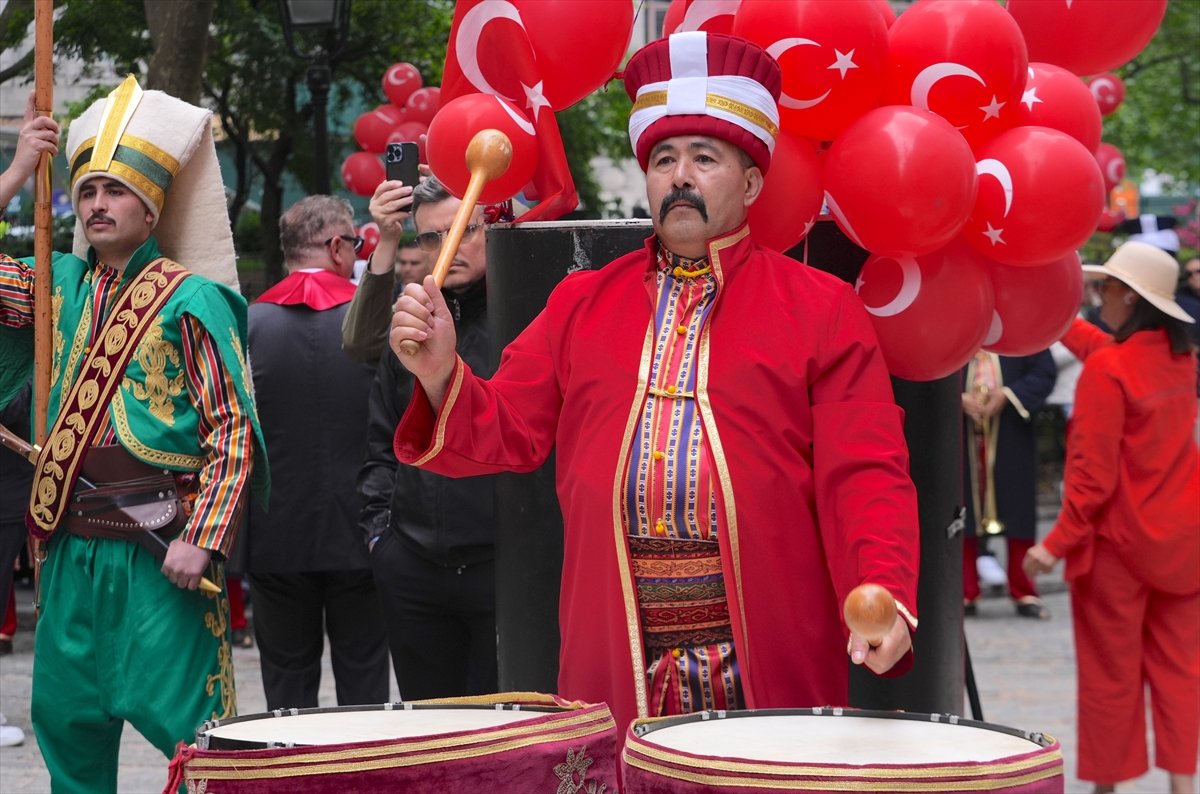 New York'ta 43. Türk Günü Yürüyüşü için bayrak çekme töreni düzenlendi