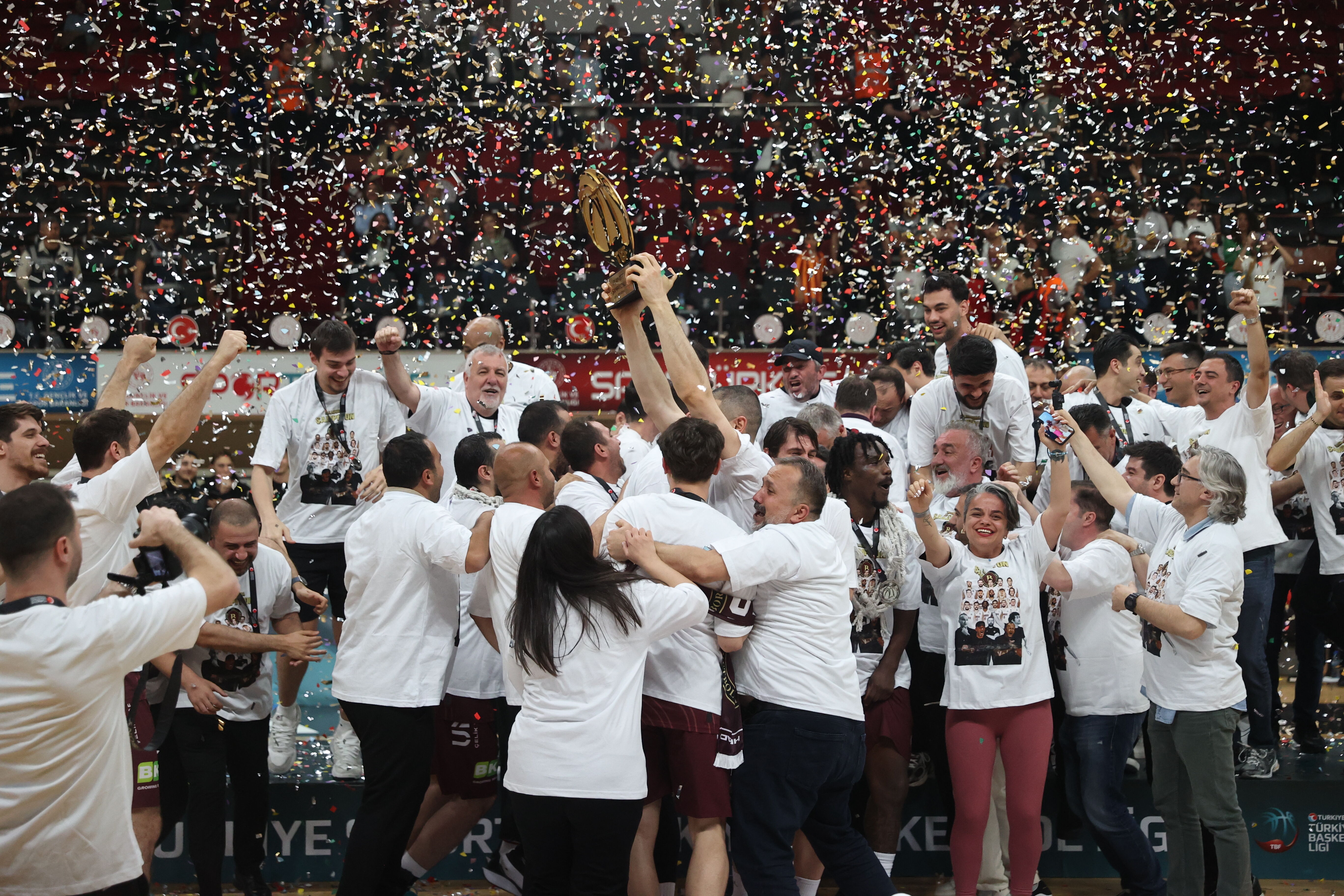 Parmos Bordo Basketbol, play-off şampiyonluğunu kutladı