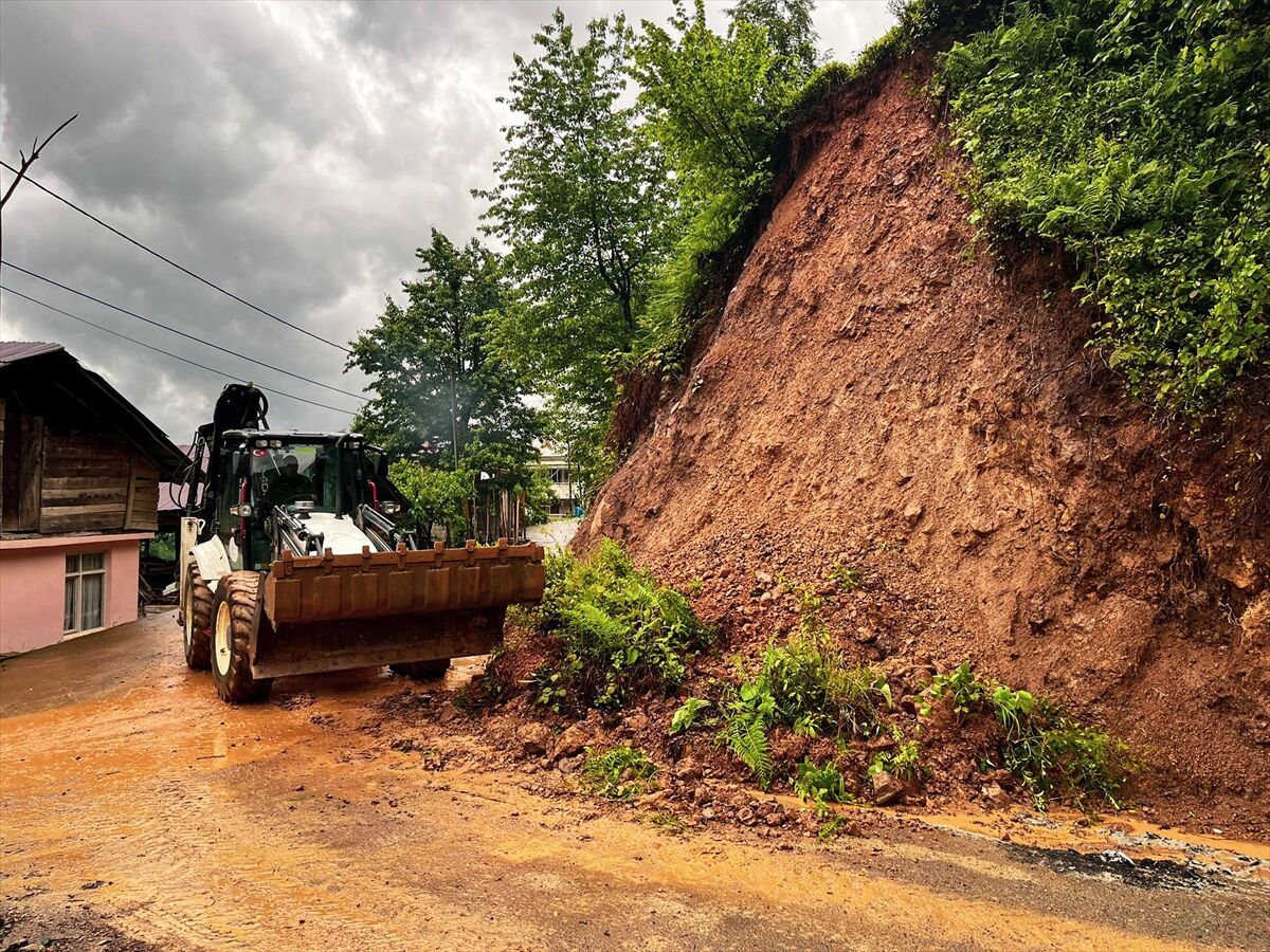 Rize'de sağanak toprak kaymasına yol açtı