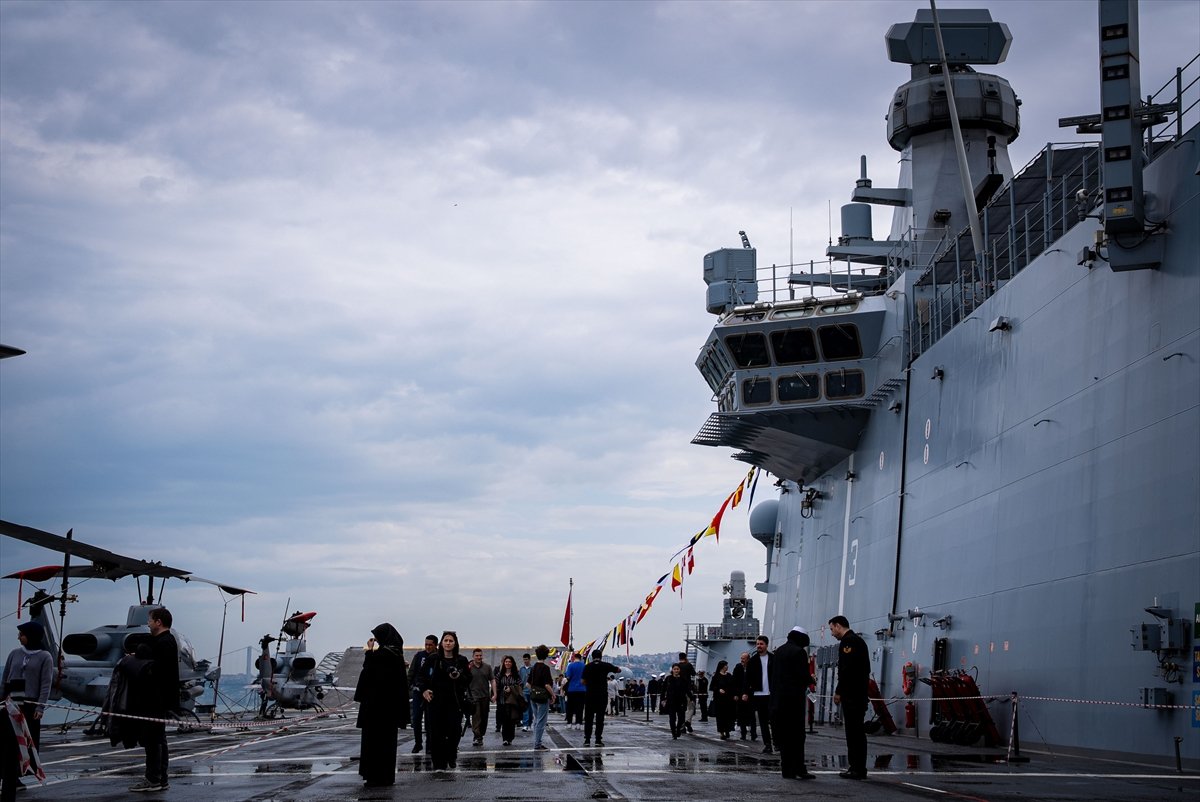 SAHA 2026 kapsamında ziyarete açılan TCG Anadolu'ya vatandaşlardan yoğun ilgi
