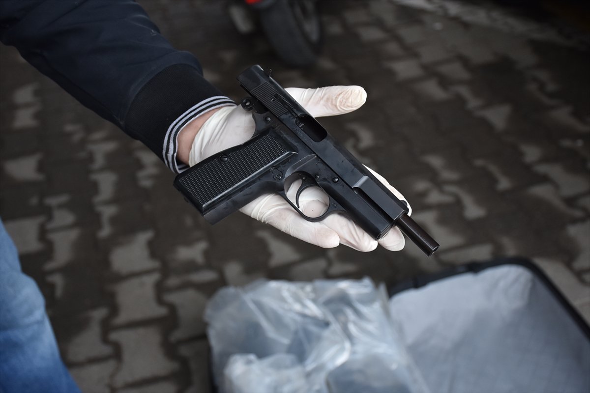 Sakarya ve Bolu'daki silah kaçakçılığı operasyonunda yakalanan 2 zanlıya tutuklama